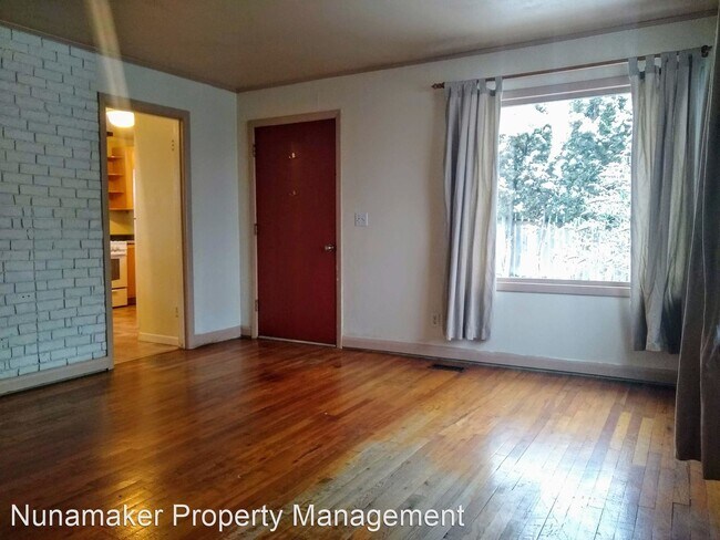 Building Photo - 2 br, 1 bath House - 665 E. Jewett Blvd
