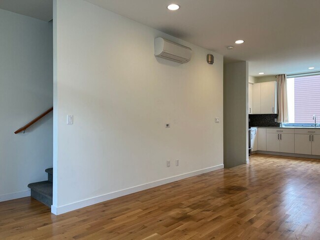 Foto del edificio - 2311A 48th Ave SW