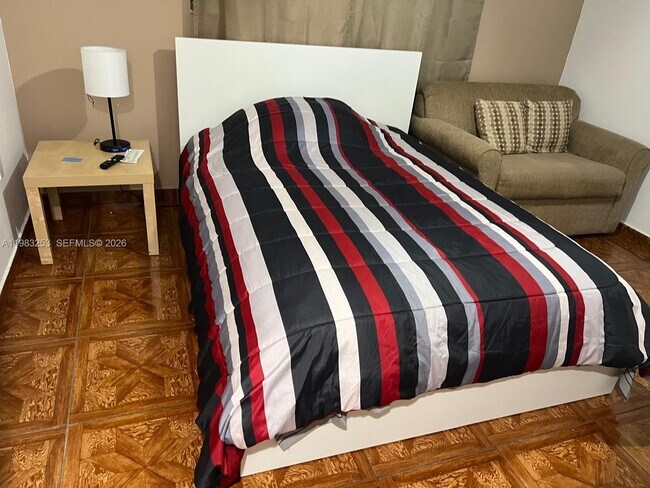 Foto del edificio - 8305 Sunrise Lakes Blvd