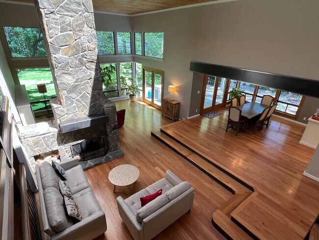 Building Photo - Gorgeous Lakeridge Shores Home Available Now