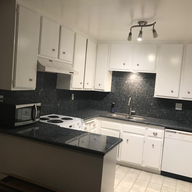 Building Photo - 334 Gladys Ave