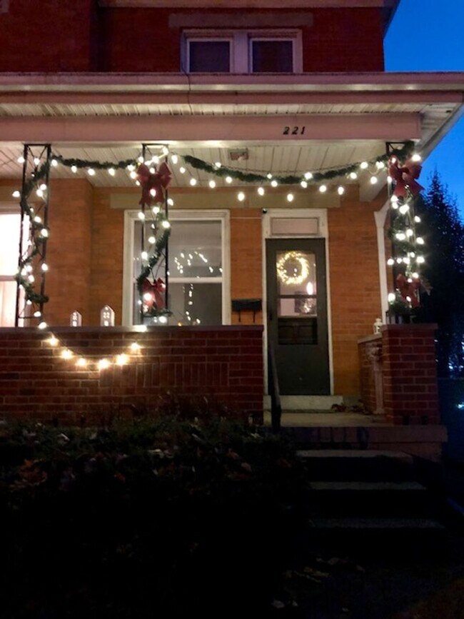 Foto del edificio - 221-223-223 E Whittier St