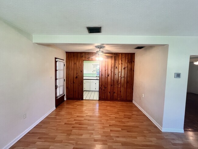 Foto del edificio - 124 W Hazel St
