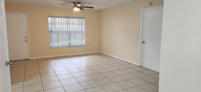 Building Photo - 4 bedroom 2 bath