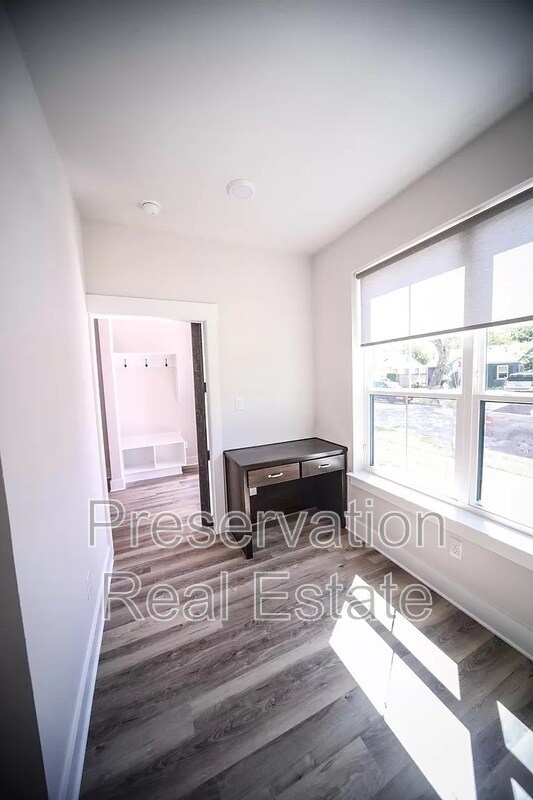 Foto del edificio - 3221 Forest Park Blvd