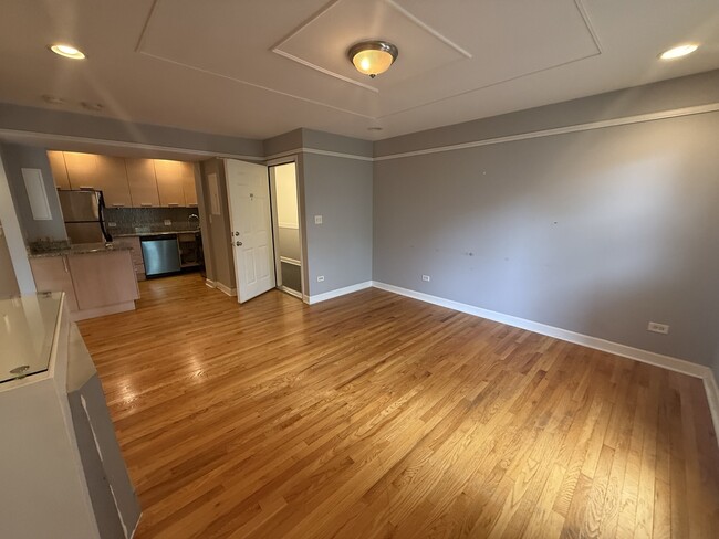 Building Photo - 6954 N Greenview Ave