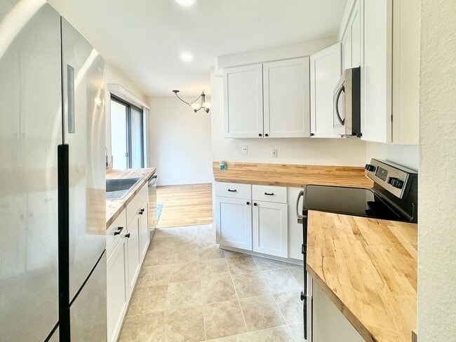 Foto del edificio - FOR LEASE - Available now!