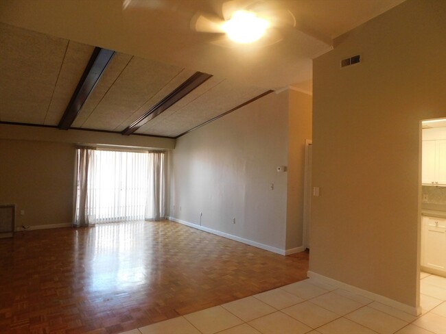 Building Photo - 57 Broadlawn Park