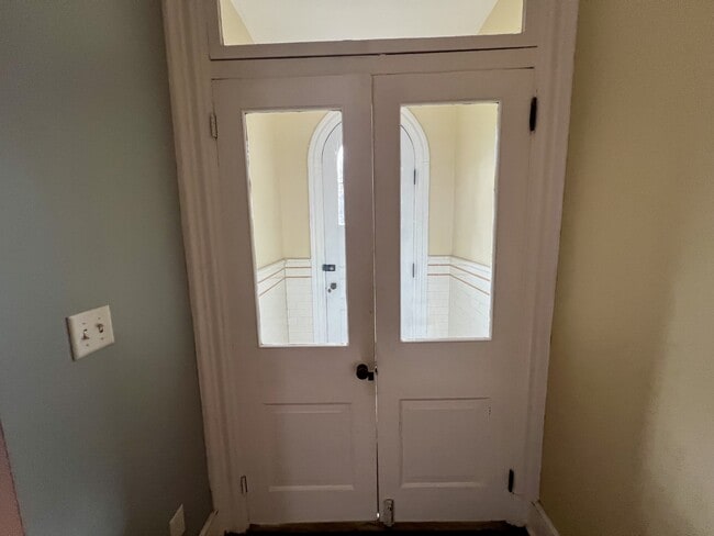 Building Photo - 533 W Walnut St