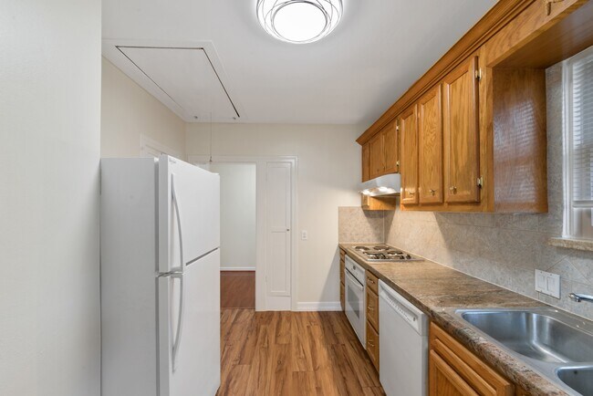 Foto del edificio - 5710 Greenbriar Dr