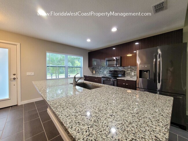 Building Photo - MODERN 3 BEDROOM SARASOTA HOME WITH SUPER ...