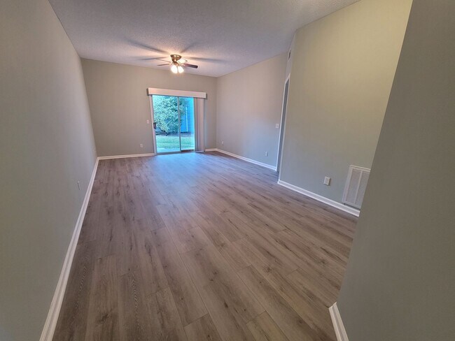 Foto del edificio - Renovated first floor condo with community...