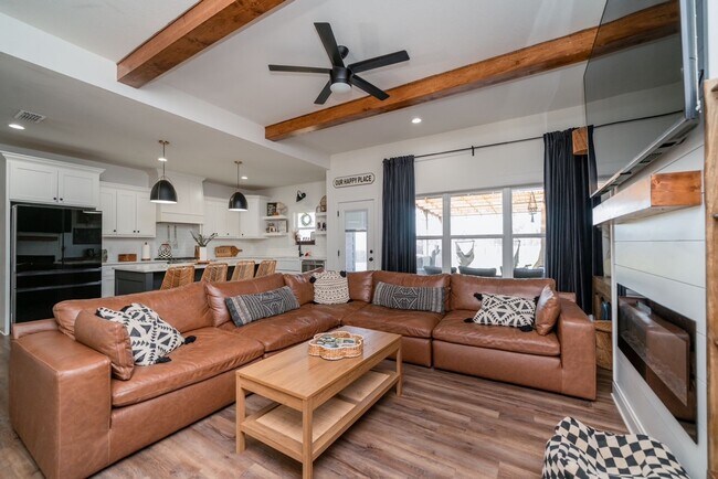 Foto del edificio - STUNNING modern farmhouse built in 2022 on 1 acre just outside the city limits of Tyler!