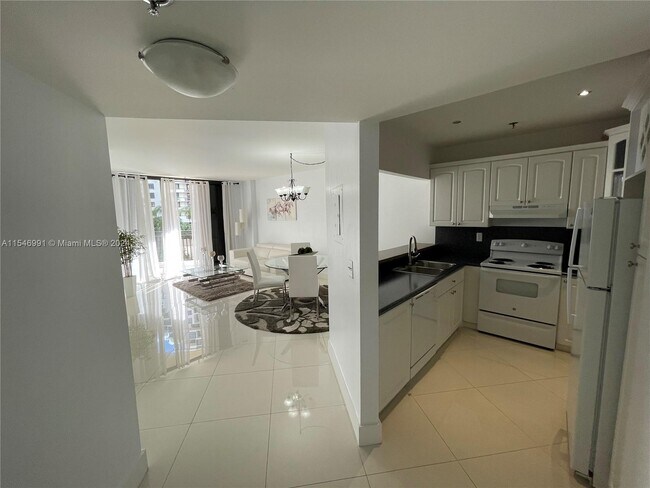 Building Photo - 540 Brickell Key Dr