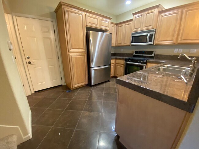 Foto del edificio - Spacious 2BD Condo with Loft & 2-Car Garage Near Intel and Willow Hill Park
