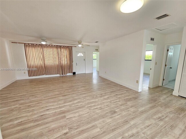 Foto del edificio - 7908 Granada Blvd