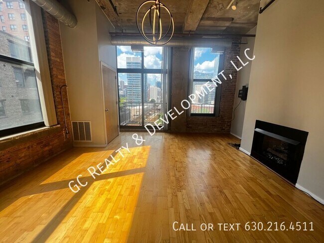 Building Photo - ***SOUTH LOOP / INDOOR HEATED GARAGE SPACE...
