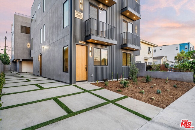 Building Photo - 2206 Carmona Ave