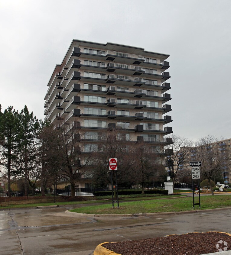 Providence Drive Towers Apartments in Southfield, MI