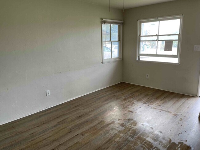 Building Photo - 570 N 2nd St