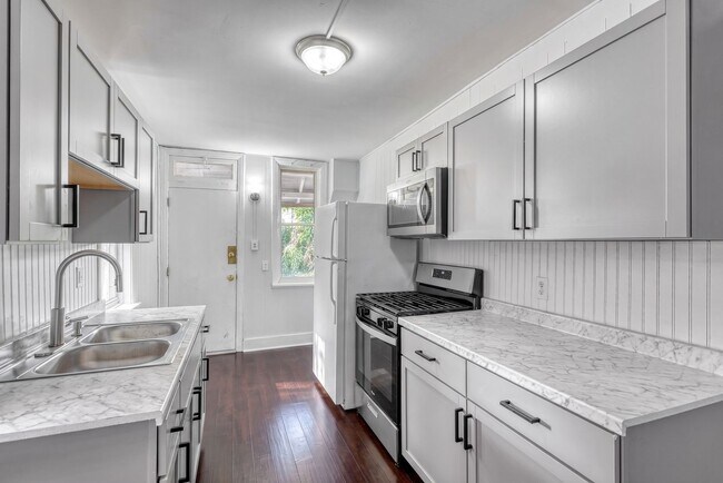 Foto del edificio - Newly Renovated 3 Bedroom, 1 Bathroom Townhouse