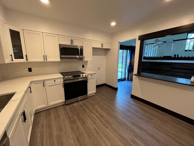 Foto del edificio - Updated Kitchen, carpet and freshly 3 bedr...