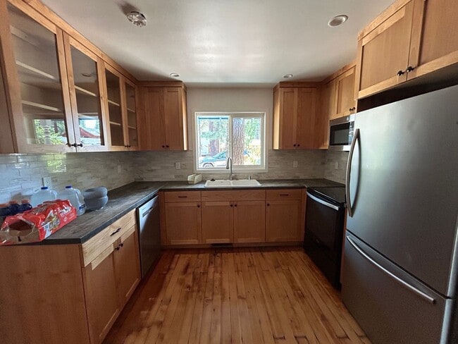 Building Photo - Cute and Spacious Chalet Available for Lon...