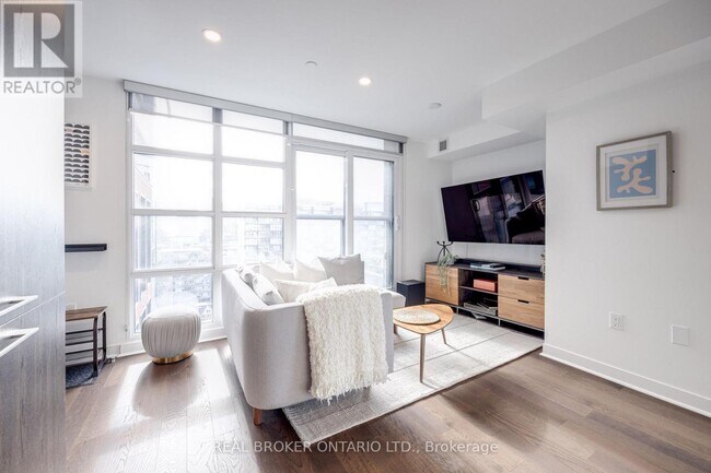 Photo du bâtiment - 501-1501 Adelaide St W