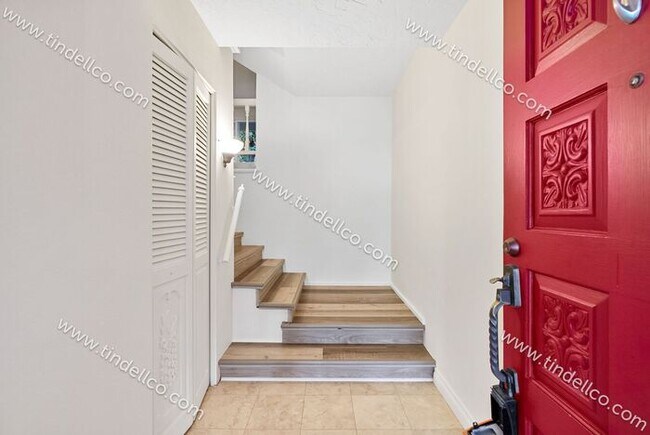 Building Photo - Updated, Spacious 2 Bedroom, Pet Friendly ...