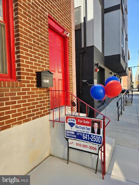 Building Photo - 1558 N Randolph St