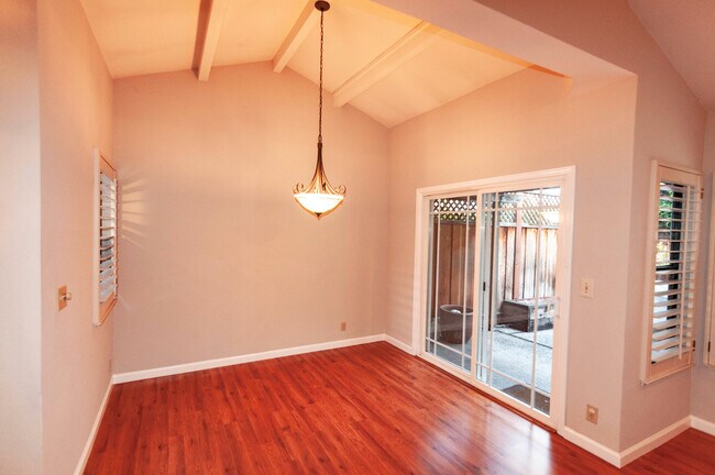 Foto del edificio - 131 Redding Road #C, 2 bedroom 2.5 bath 2 ...
