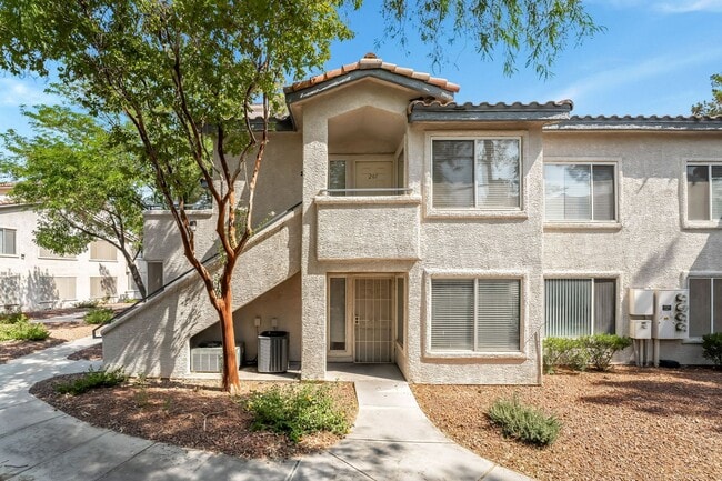 Building Photo - Upgraded Condo with Pool Views!