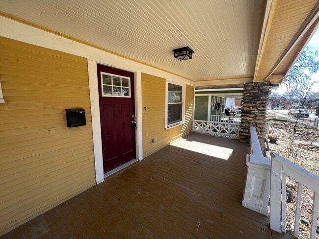 Building Photo - Cute Home With Great Front Porch