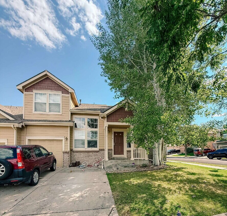Foto principal - 2 bed/ 2 .5 bath duplex in established nei...
