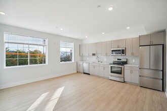 Building Photo - 646 N 32nd St