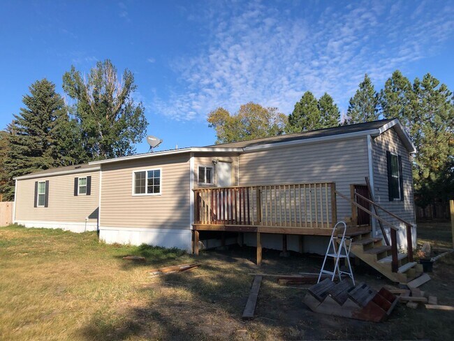 Building Photo - 3 Bedroom House!