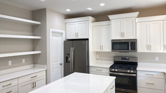 Foto del edificio - Spacious Two-Level Home with Modern Touches