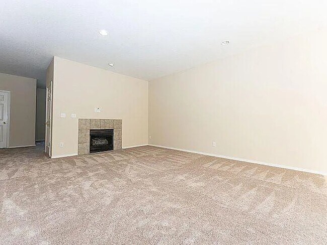 Foto del edificio - 20058 Hoodview Court ~ Luxury Townhome