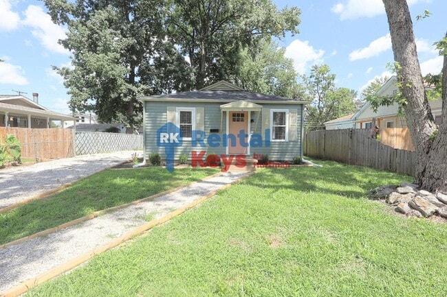 Building Photo - Three Bedroom House | New Flooring
