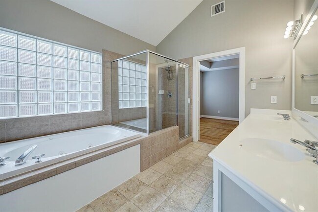 Foto del edificio - 9805 Riddlelink Ln