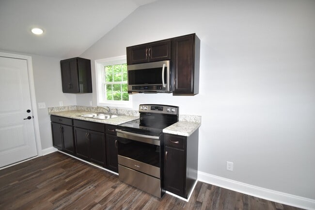 Building Photo - 2 Bedroom Home For Rent Near APSU!