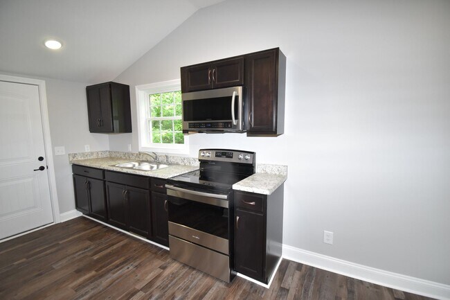 Foto del edificio - 2 Bedroom Home For Rent Near APSU!