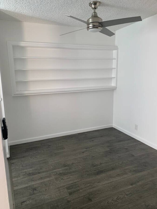Foto del edificio - 1143 N Beachwood Dr