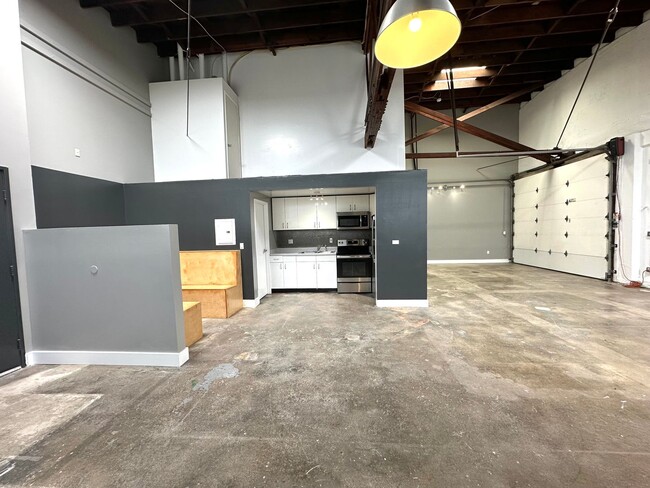 Building Photo - 811