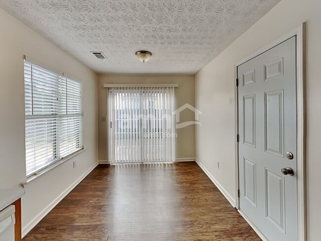 Foto del edificio - 1752 Chanson Pl NE