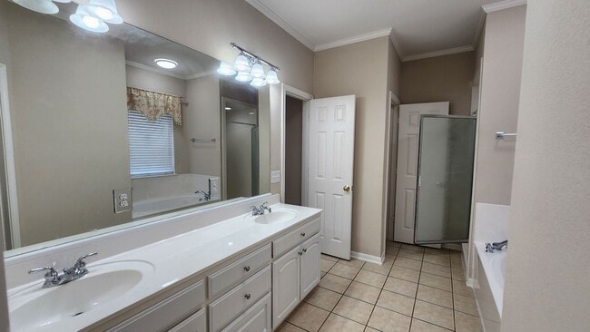 Building Photo - 1024 Heatherwood