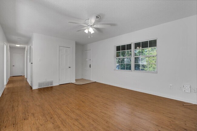 Building Photo - 423 Fairbanks Dr