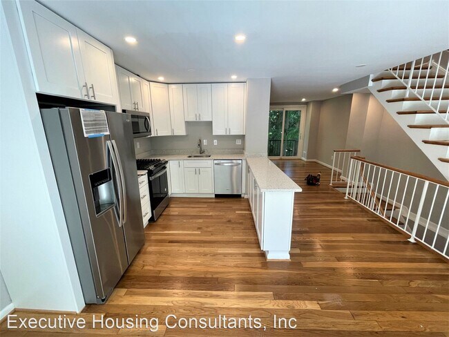 Building Photo - 3 br, 1.5 bath House - 319 I ST, SW #200