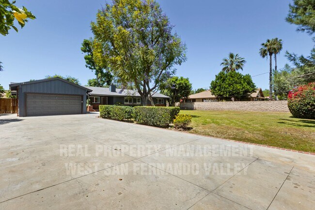Foto del edificio - Beautifully Remodeled Single Family Home with Pool