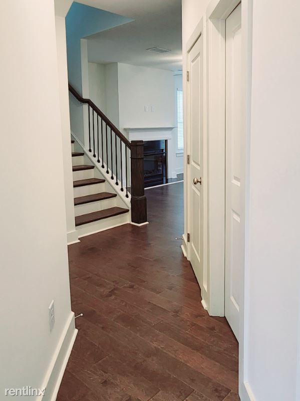 Building Photo - 3 br, 2.5 bath Townhome - 110 S Auburn Lan...